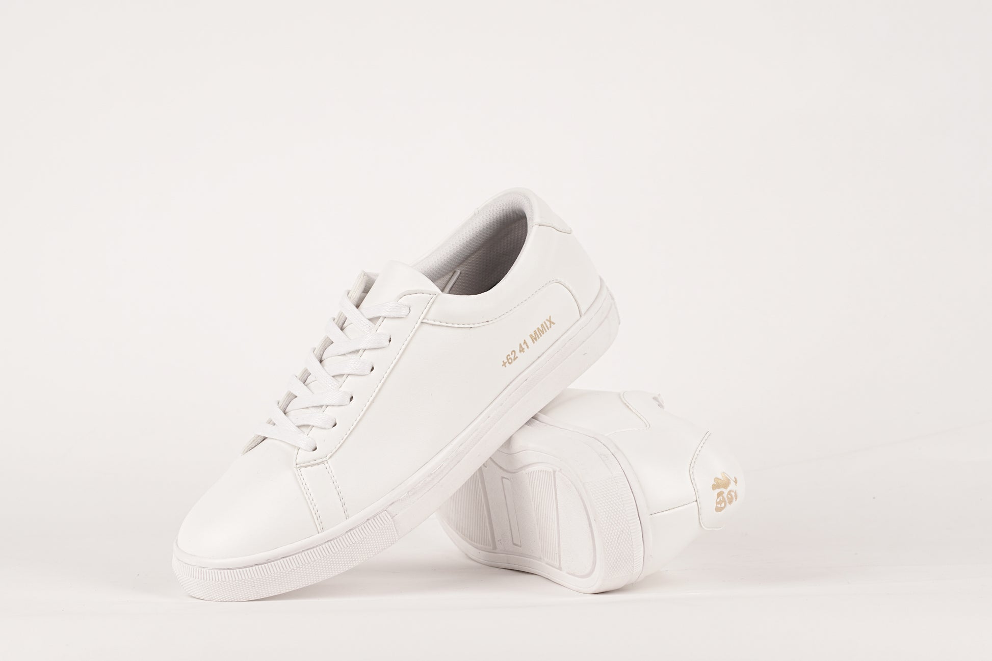 Sepatu Sneakers Pria Putih