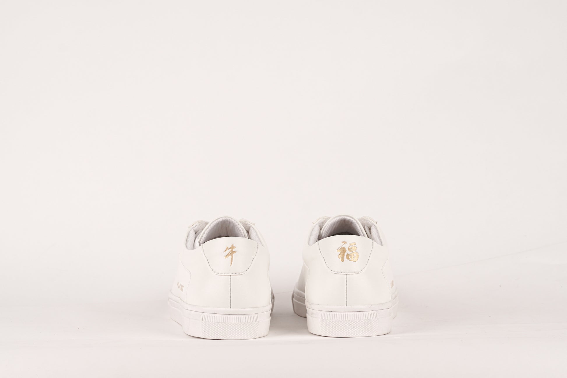 Sepatu sneakers putih pria