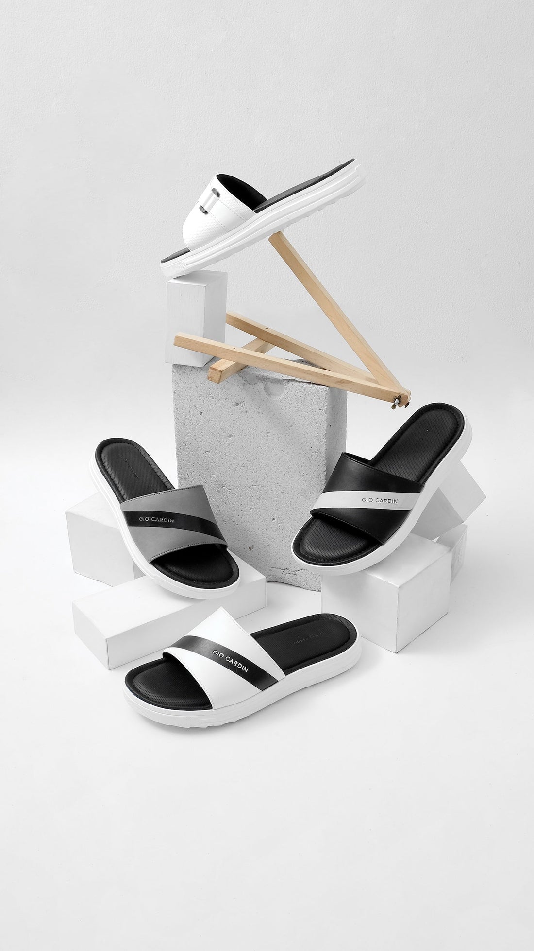 Lebih Baik Pakai Sandal atau Sepatu?